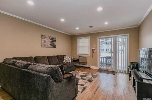 4020 Wilshire Ln, Oakdale, NY 11769-1446