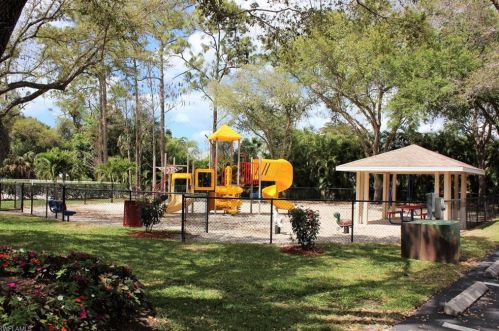 374 Dover Pl, Naples FL  34104-4788 exterior