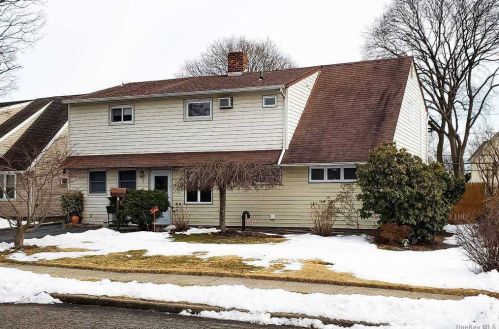 12 Cameo Ln, Westbury, NY 11590-5720