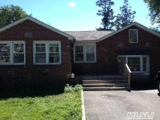 274 Farmers Ave, North Lindenhurst, NY 11757-1816