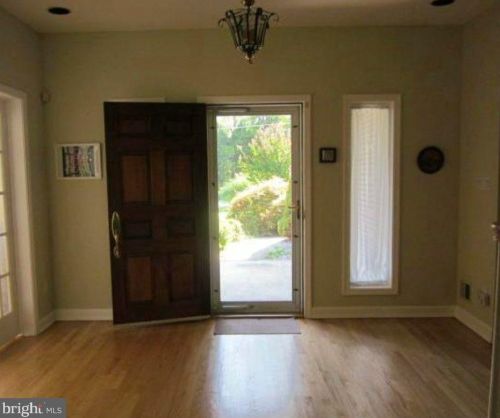 7008 Ridgeway Dr, Springfield VA  22150-3028 exterior