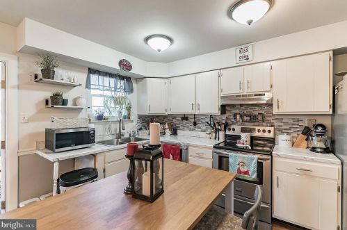 527 Spring Hill Dr, Harleysville PA  19438-2242 exterior