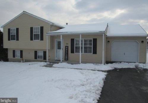 215 Abbey Dr, Mount Wolf, PA 17347-9542
