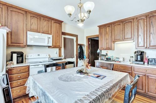 4 Avon St, Ansonia, CT 06401-2106