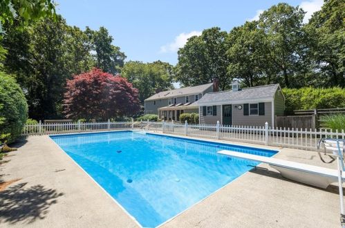 47 Bow St, Warwick, RI 02818-2218