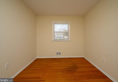 16 Gloucester Ln, Trenton NJ  08618-1006 exterior