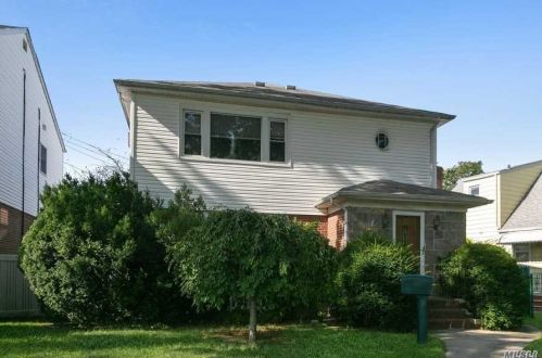260 Floral Pkwy, Floral Park, NY 11001-3439