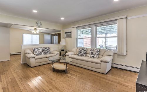 75 Winter Ln, Hicksville, NY 11801-6219