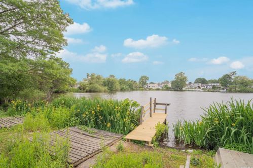 50 Arbour St, West Islip NY  11795-1015 exterior