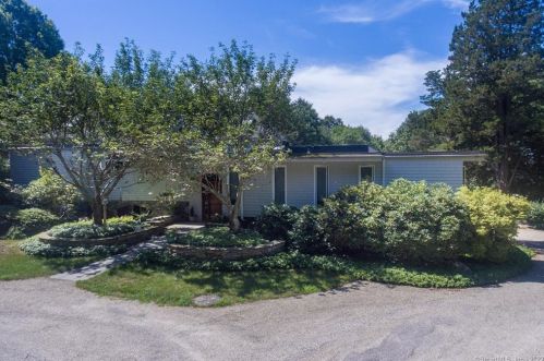 135 Montauk Ave, Stonington, CT 06378-2321