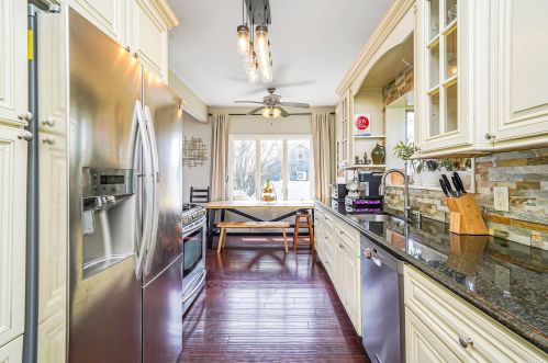 88 Doges Promenade, North Lindenhurst NY  11757-6405 exterior