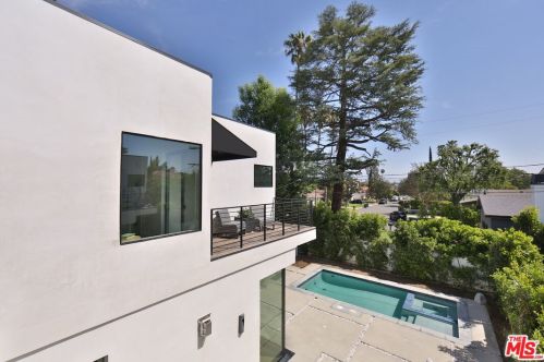 5128 Noble Ave, Van Nuys CA  91403-1376 exterior