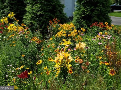 1954 Canyon Creek Rd, Gilbertsville PA  19525-7003 exterior