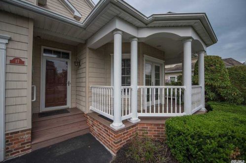 17 Daniels Way, Bayshore, NY 11706-8234