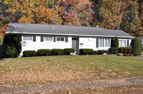 218 Green Manor Ter, Windsor Locks, CT 06096-2714