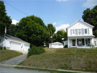 56 Walnut St, Lowellville, OH 44436-1156