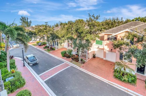 1048 Heritage Club Cir, Delray Beach, FL 33483-3482