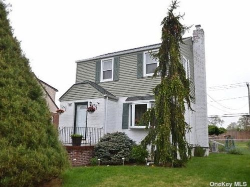 102 Norfeld Blvd, Floral Park, NY 11003-3639
