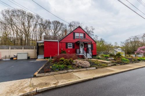 65 West St, Groton, CT 06340-4412