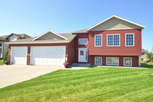 2001 36th St, Moorhead MN  56560-8101 exterior