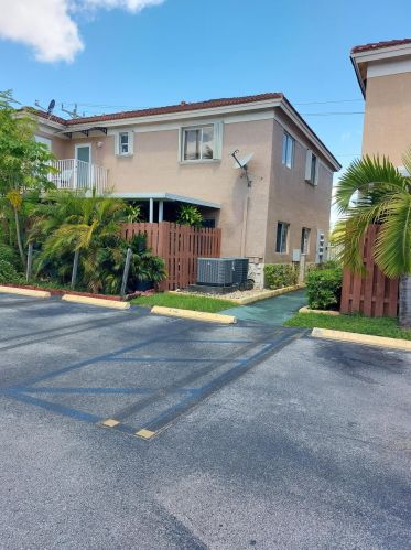 300 4th St, Hialeah, FL 33010-4820