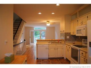 19 Cobblestone Dr, Groton, CT 06340-3853