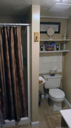 196 Horseshoe Dr, Waterbury, CT 06706-2626