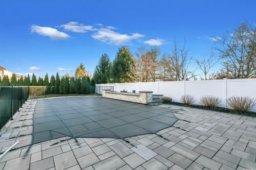 19 Pinehurst Dr, Mount Sinai NY  11766-3421 exterior