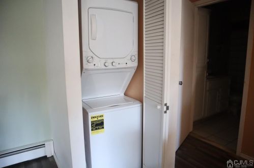 114 Cricket Ln, Woodbridge NJ  07095-1542 exterior