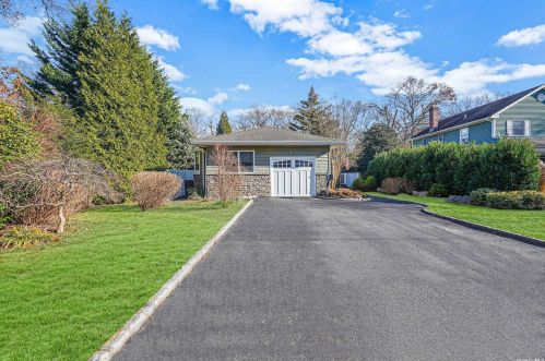 1249 Saxon Ave, Bayshore, NY 11706-4742