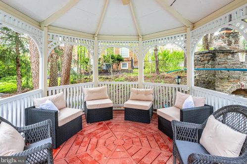 10108 Nedra Dr, Great Falls VA  22066-2835 exterior