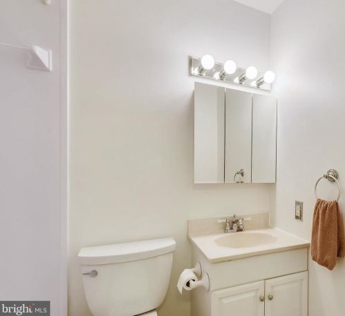 7702 Trevino Ln, Falls Church VA  22043-3507 exterior