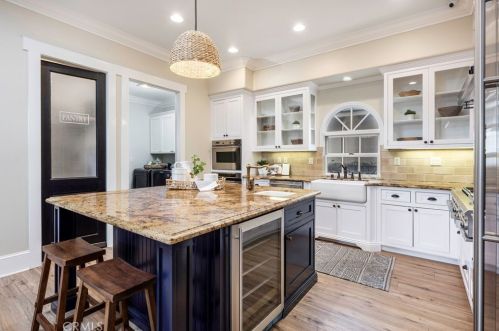 5250 Appian Way, Long Beach CA  90803-1901 exterior