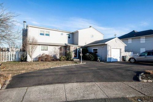 30 Manor Ln, Copiague, NY 11726-5204