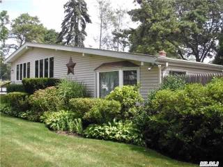 1379 Pine Dr, Bayshore, NY 11706-3817