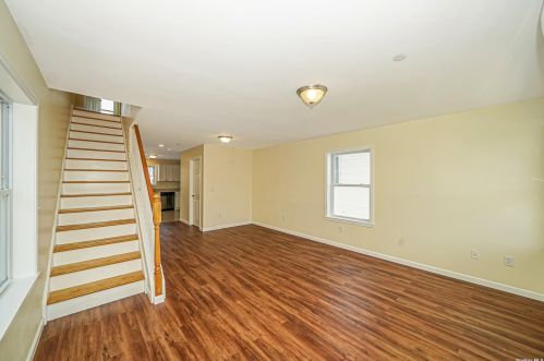 207 8th Rd, Far Rockaway, NY 11693-1015