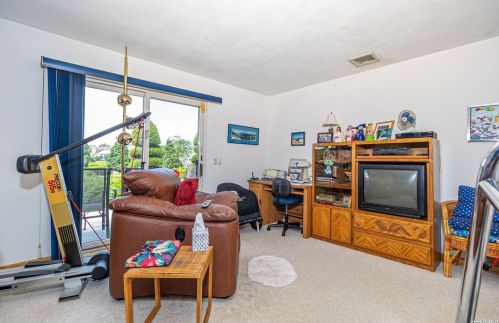 20 Cedar Ln, Babylon NY  11702-3809 exterior