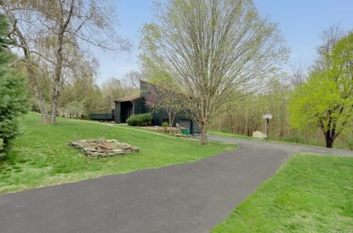 6 Creekside Ln, Pleasant Valley NY  12569-7538 exterior