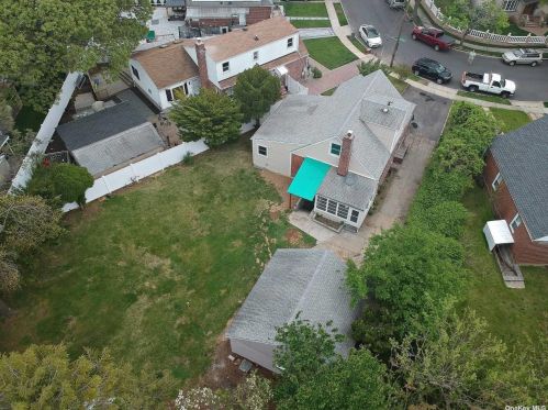 71 Circle Dr, Floral Park, NY 11003-2101