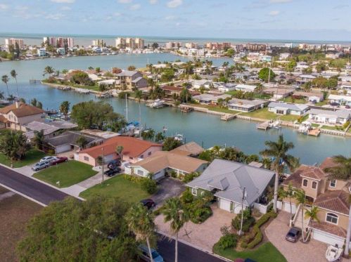 526 Lillian Dr, Saint Petersburg, FL 33708-2332
