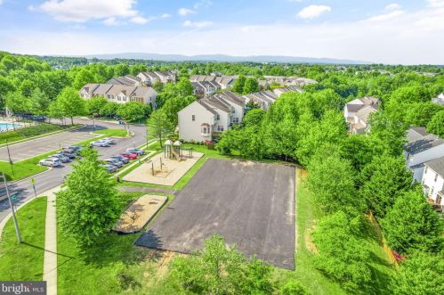 7405 Brunson Cir, Gainesville VA 20155 exterior