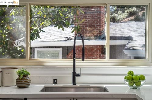 5857 Ascot Dr, Oakland CA 94611-1711 exterior