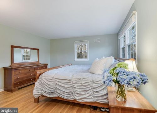 6820 Spur Rd, Springfield VA 22152-2638 exterior