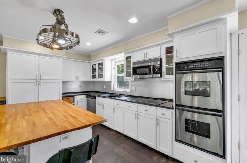 16 Bayberry Rd, Princeton NJ  08540-7417 exterior