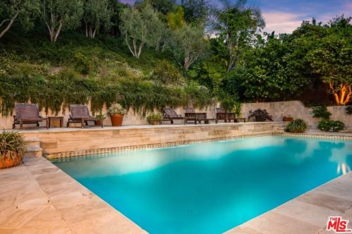 18103 Chardon Cir, Van Nuys, CA 91316-4416