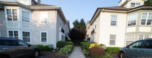 8 Kendall Green Dr, Milford, CT 06461-3068
