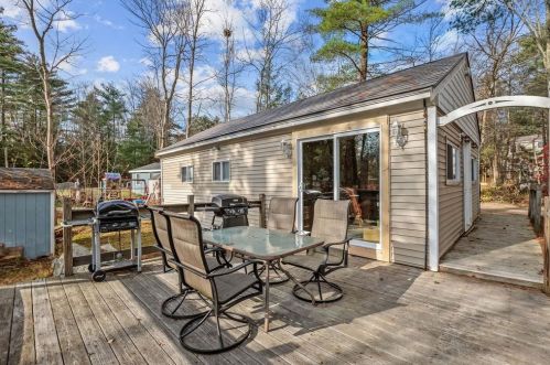 3 Hollywood Ave, Raymond NH  03077-1325 exterior