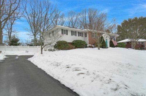 15 Dulce Ln, Huntington Station, NY 11746-6513