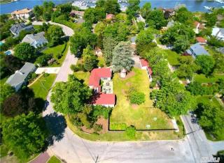 38 Maple St, Islip Manor, NY 11751-4507