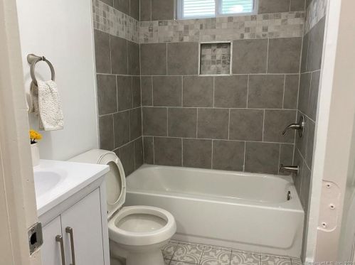 15 Saville St, Windsor CT  06095-4450 exterior